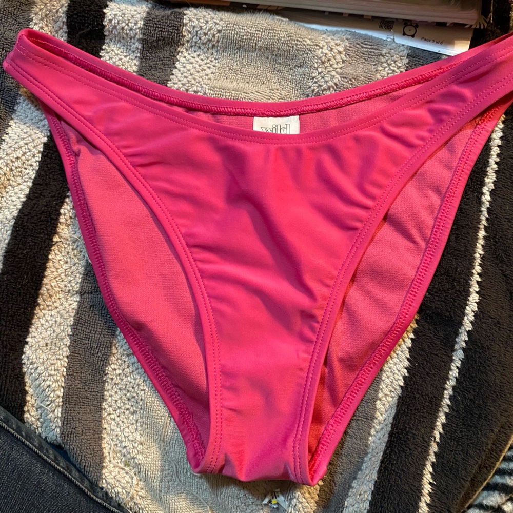Wild Fable Pink low rise high leg Bikini Bottom swimsuit women’s size small(4-6)